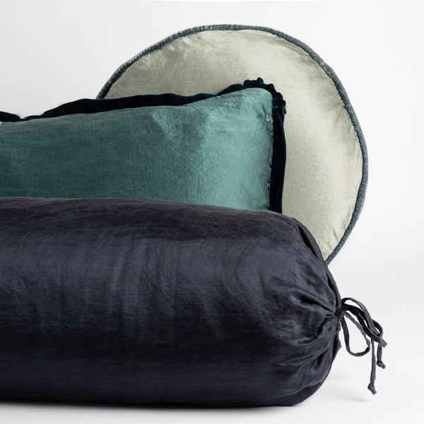 http://www.bellanottelinens.com/cdn/shop/products/Paloma-Throw-Pillows-2-Edit_6a706b7c-c1fc-47d4-9026-2fbc144025b7_grande.jpg?v=1703619393