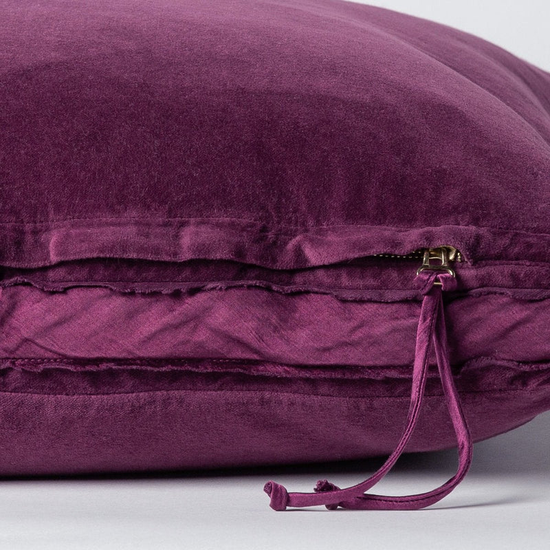 https://www.bellanottelinens.com/cdn/shop/products/Bella_Notte_Cotton_Velvet_Silk_Charmeuse_Harlow_Pillow_Fig_3_af6f3ef7-46a3-4804-a90e-6b27ea42c876_800x.jpg?v=1703643456