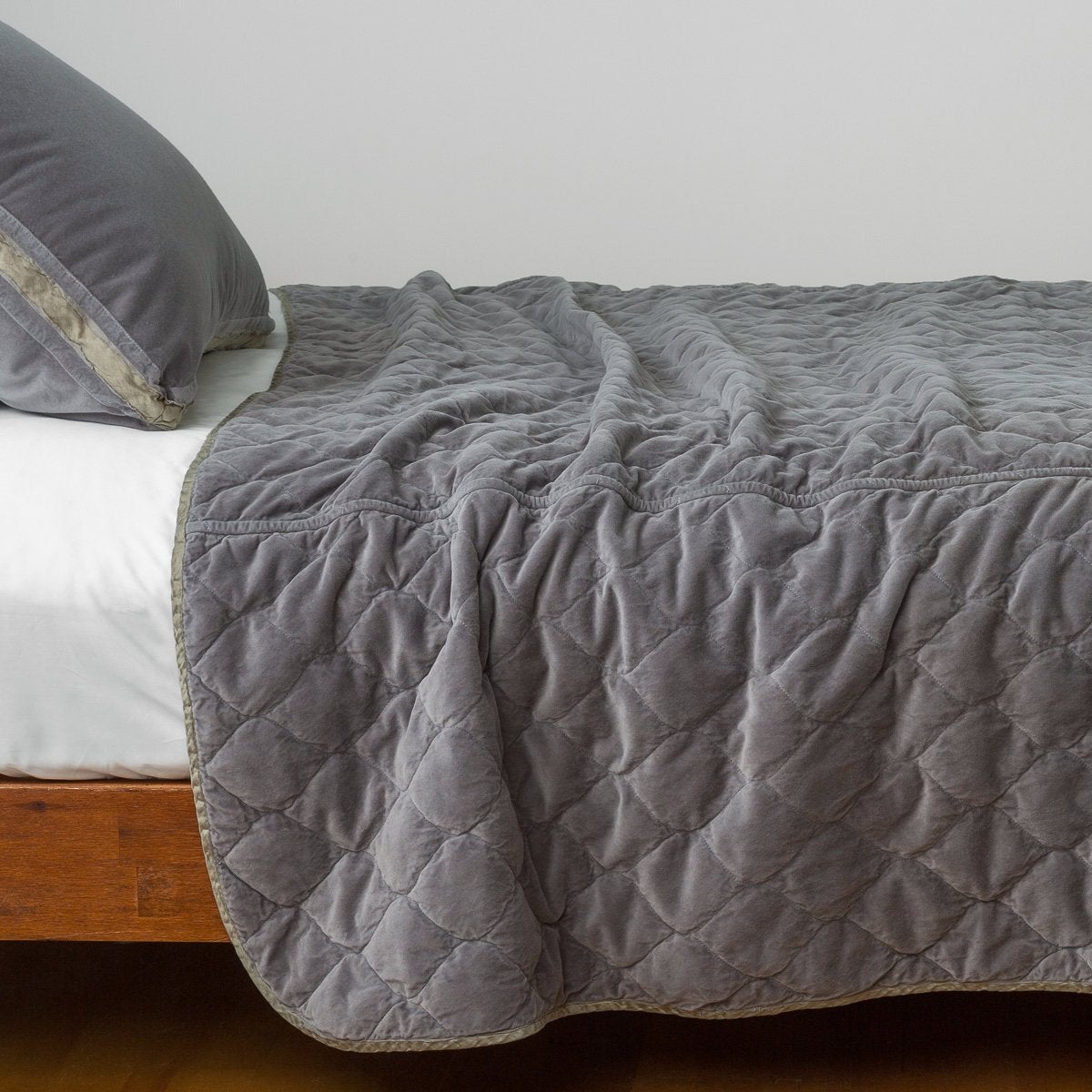 https://www.bellanottelinens.com/cdn/shop/products/Harlow-Cotton-Velvet-Quilted-Coverlet-Moonlight-1_cdec284f-f927-422d-b5e7-32273c1371f2_2048x2048.jpg?v=1703643066