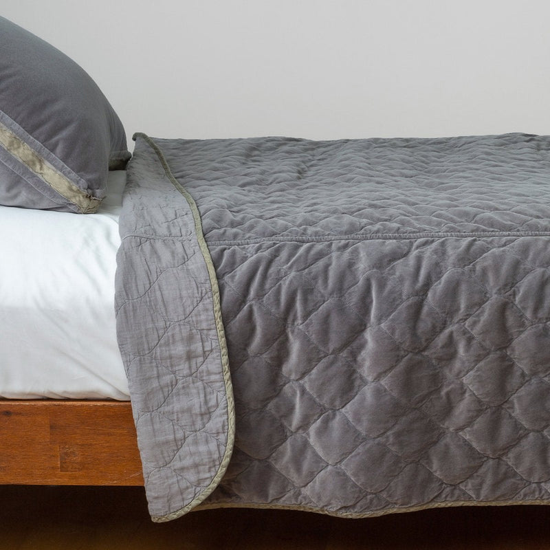 https://www.bellanottelinens.com/cdn/shop/products/Harlow-Cotton-Velvet-Quilted-Coverlet-Moonlight-2_1a3e03bb-0891-4bbe-96fc-d15f203438e5_800x800.jpg?v=1703643066