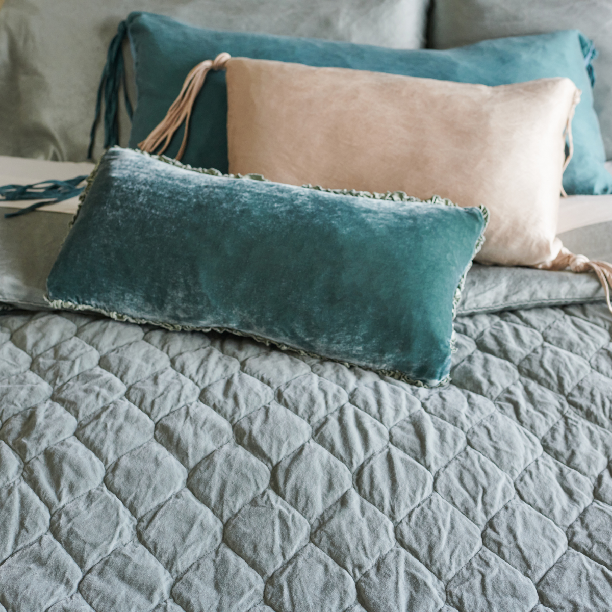 https://www.bellanottelinens.com/cdn/shop/products/Harlow-Quilted-Cotton-Velvet-Coverlet_a36bd23d-0727-40b1-af05-e8be56cbd2a7_2048x2048.png?v=1703609605