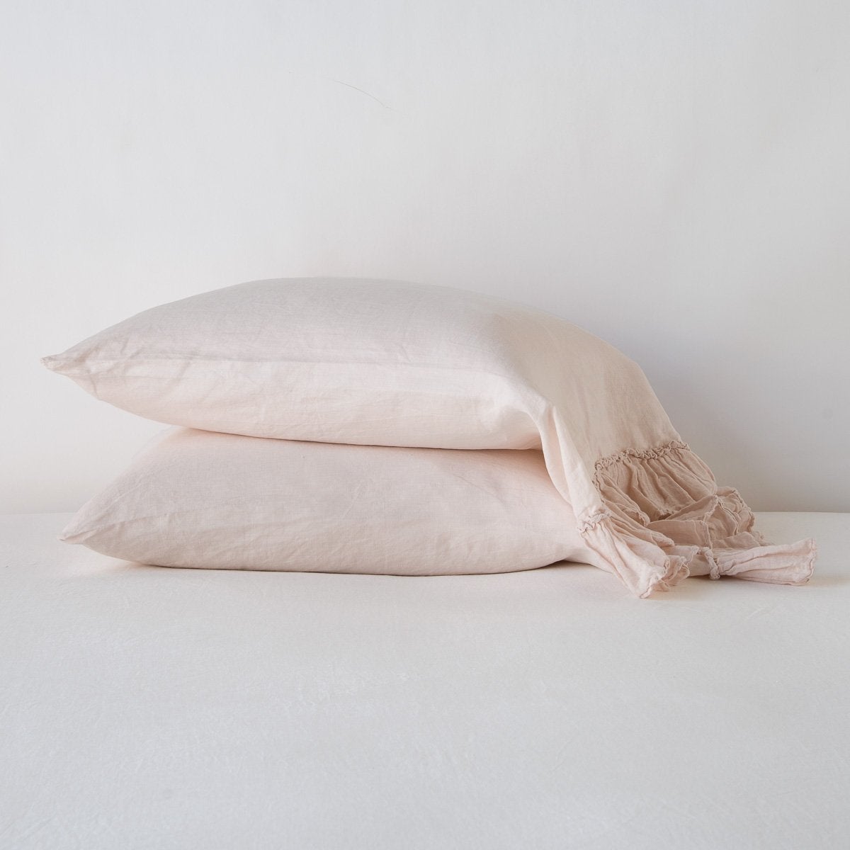 https://www.bellanottelinens.com/cdn/shop/products/Linen-Whisper-Pillowcase-Pearl-Bella-Notte-2_5c7685c7-e8a7-480d-a697-7a7a6bde3865_2048x2048.jpg?v=1703614443