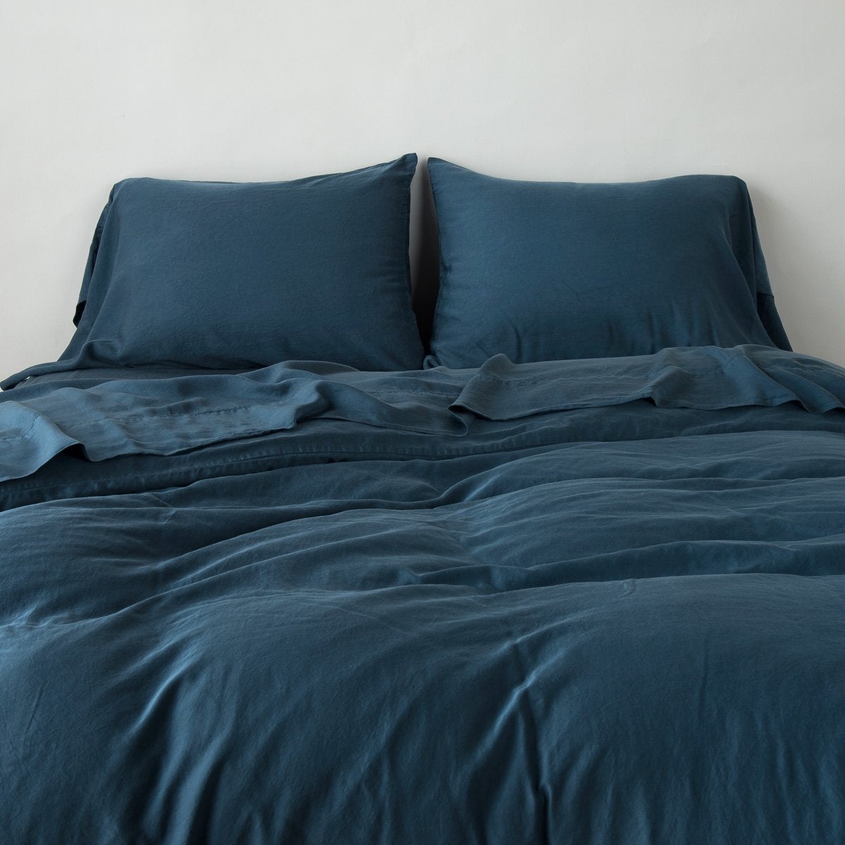 https://www.bellanottelinens.com/cdn/shop/products/Madera-Luxe-Tencel-Duvet-Cover-Midnight-Bella-Notte-2_3cec188d-1140-4e88-8ddd-867d8396ed5d_2048x2048.jpg?v=1703617910