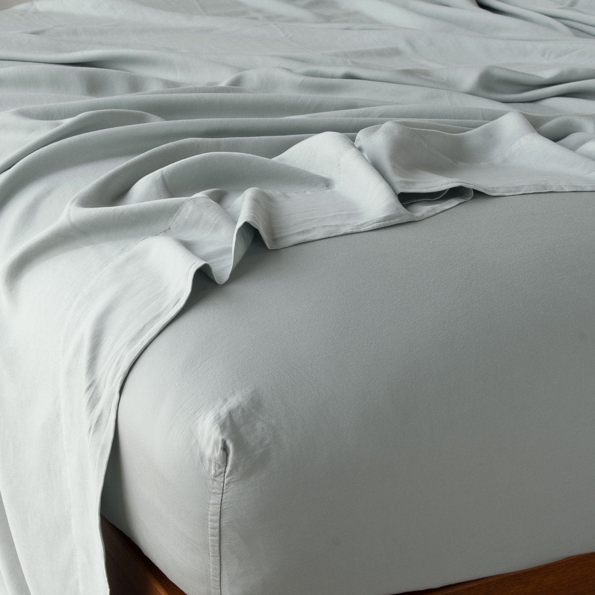 https://www.bellanottelinens.com/cdn/shop/products/Madera-Luxe-Tencel-Fitted-Sheet-Eucalyptus-Bella-Notte-1_3a13be2c-17ab-4a66-a158-b02f596b9b3c_2048x2048.jpg?v=1703618068