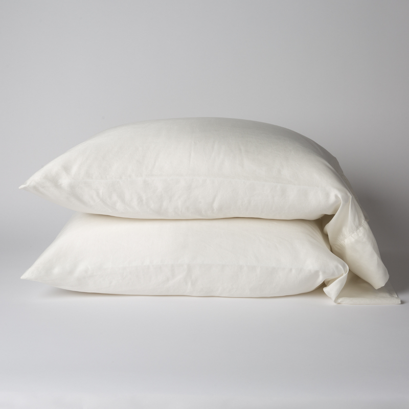 https://www.bellanottelinens.com/cdn/shop/products/Seraphina-Silk-Tencel-Pillowcase-Winter-White-1_9e9b5399-f572-430b-ab79-baa986690a1a_800x.png?v=1703619557